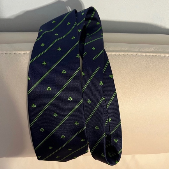 Museum Artifacts 100% Silk Navy Blue Tie with Stripes/Green Shamrocks - Picture 4 of 5